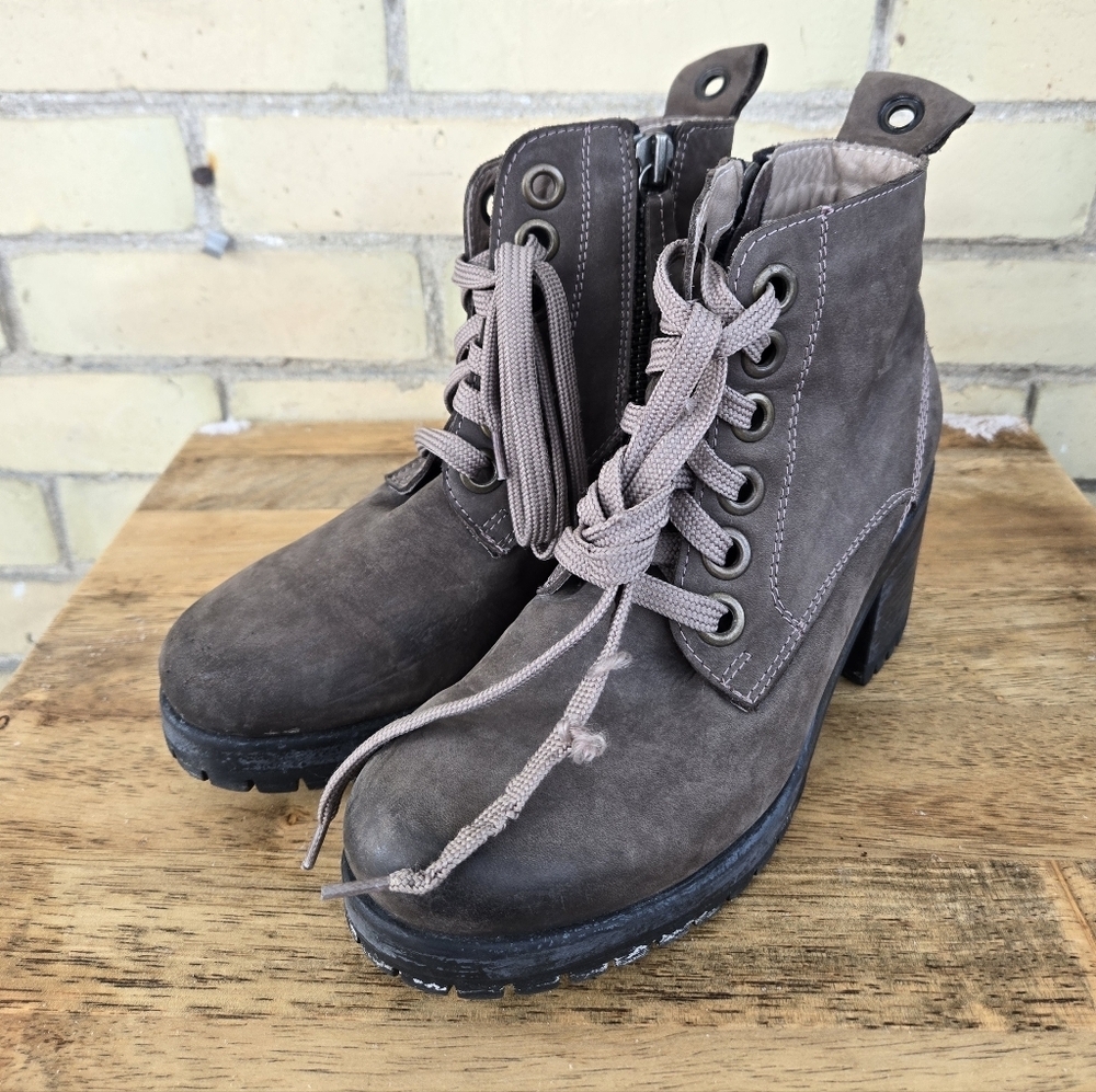 Bueno Leather Lace up Boots - Picture 2 of 9
